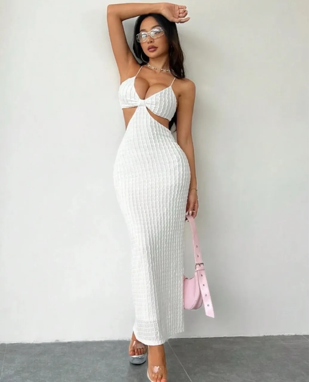 Vestido branco elegante com recortes