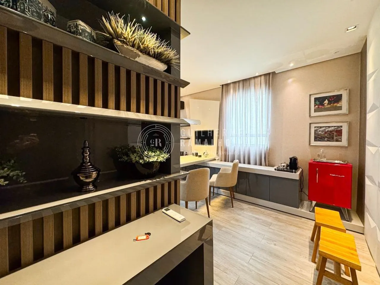 Sala comercial decorada com 31m² e 01 vaga à venda em centro médico em Balneário Camboriú/