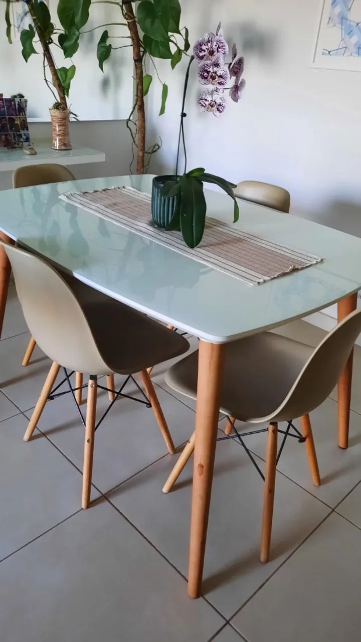 Mesa de jantar com 4 cadeiras 