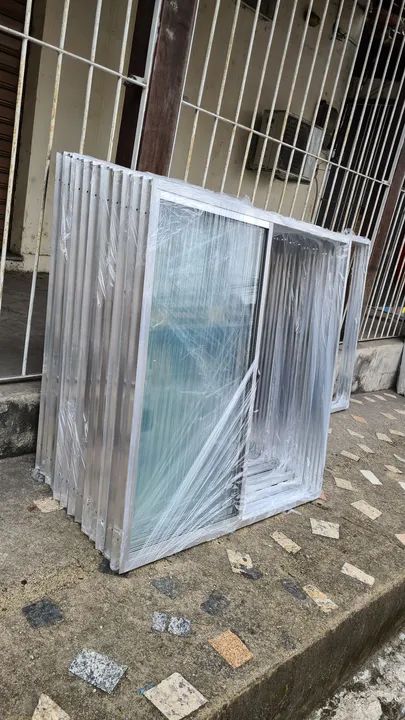 Janela de alumínio brilho 1 X 1 com vidros lacrado  - Foto 3