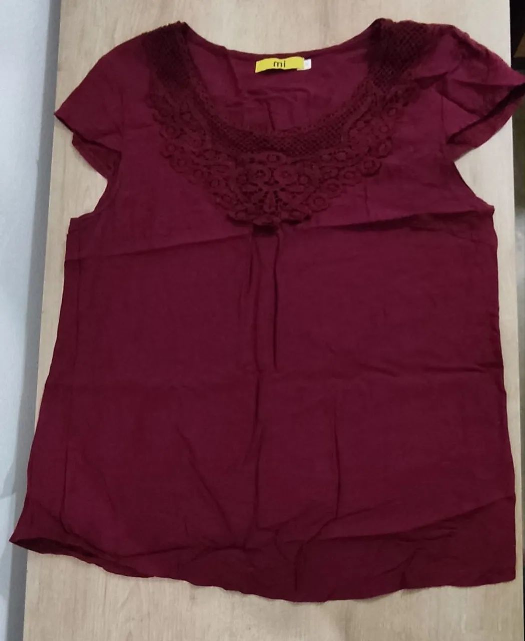 Camiseta vermelho escuro com renda - Foto 2