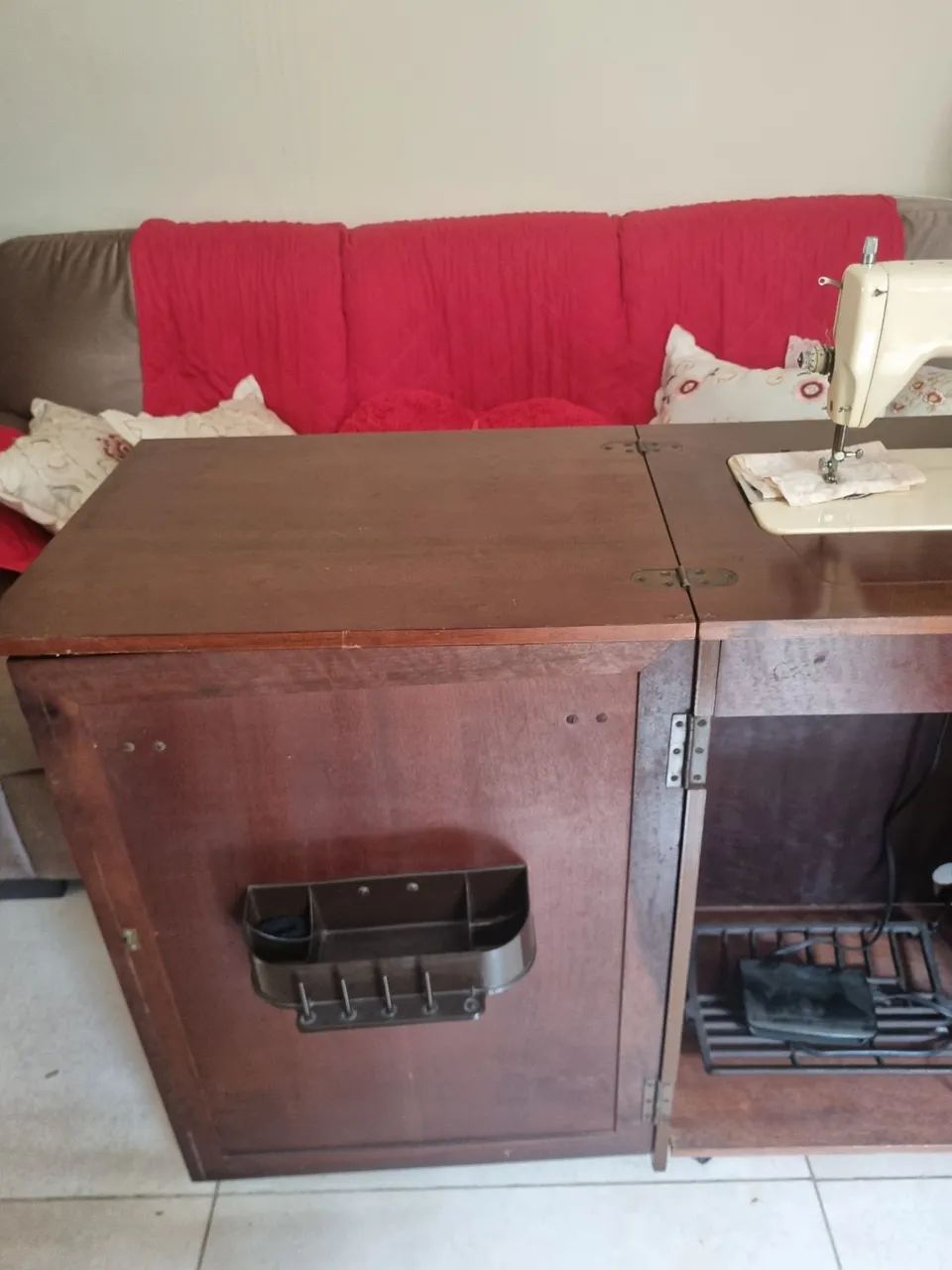 Máquina de costura singer reta com gabinete em bom estado funcionando perfeitamente 110v  - Foto 3