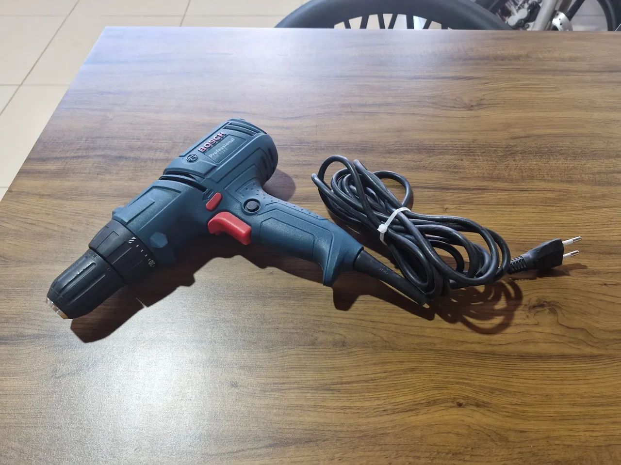 Furadeira/Parafusadeira Bosch profissional 10mm - 127V