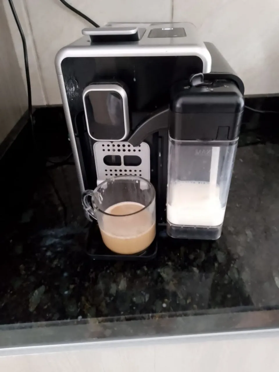Cafeteira Expresso com Sistema de Leite Integrado