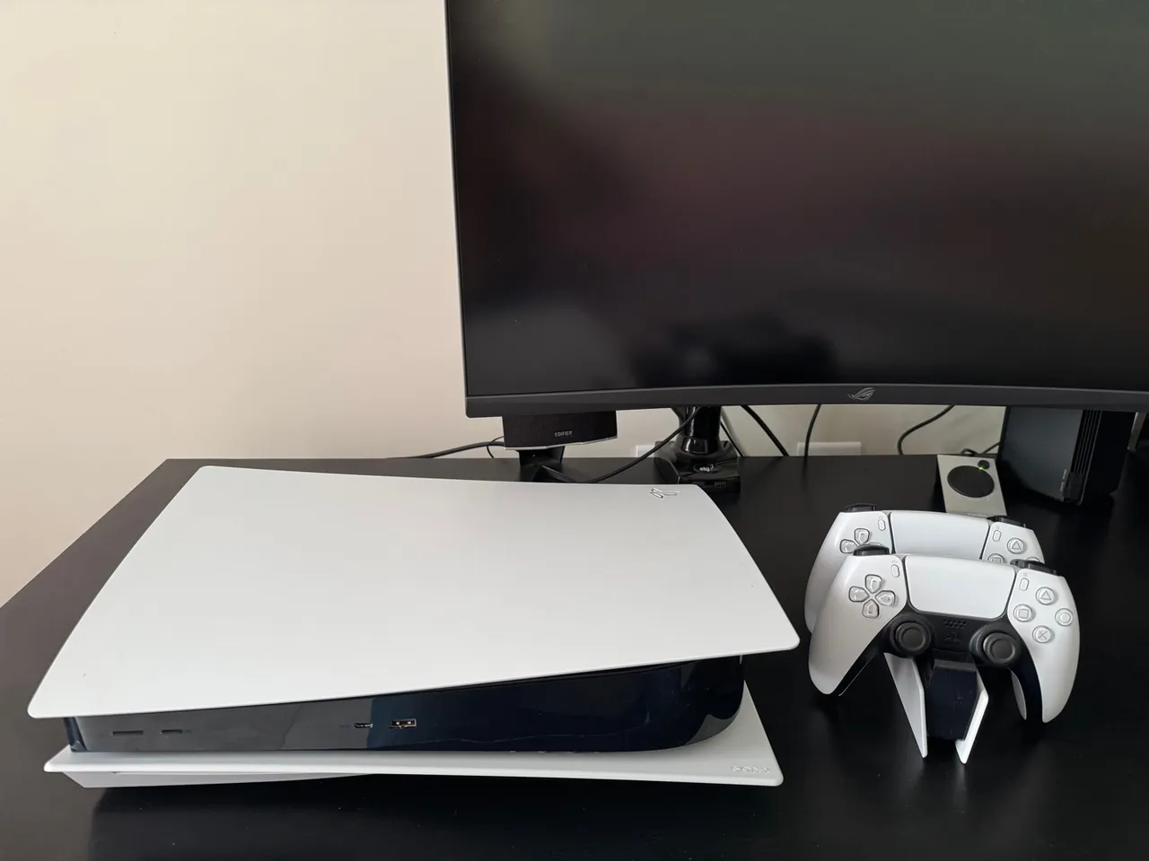 PlayStation 5 (PS5) com 2 Controles e Base Carregadora Original