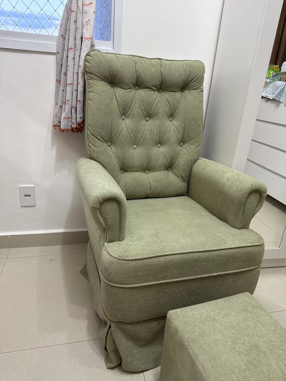 Poltrona amamentação verde com puff