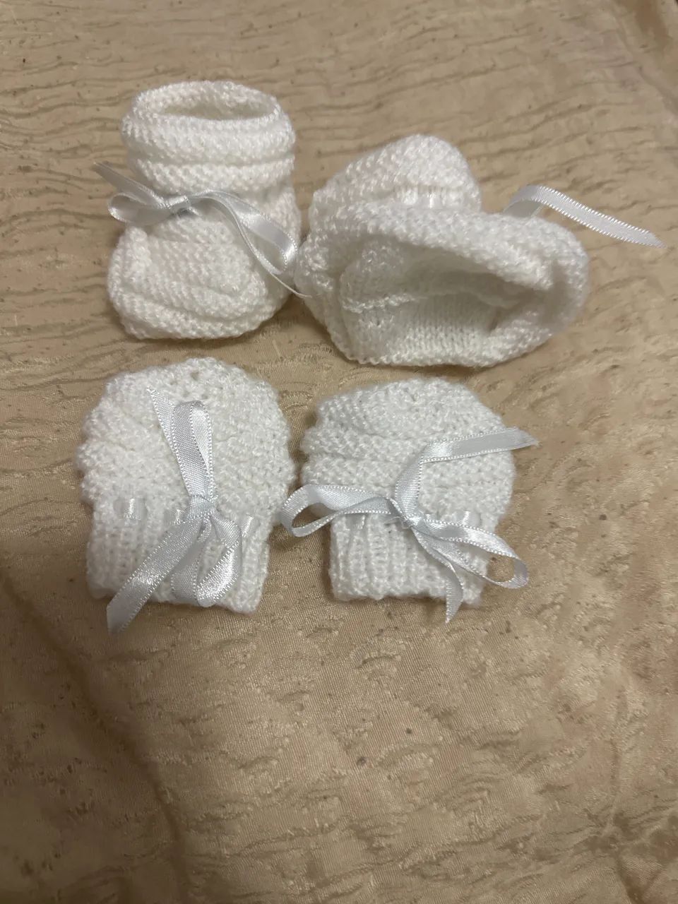 Conjunto de sapatinho e luvinha branco 0 a 6 meses  - Foto 2