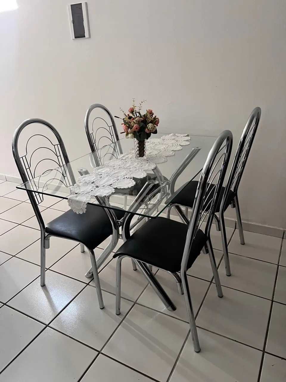 Mesa de Jantar em Vidro com 4 Cadeiras - Moderna e Elegante