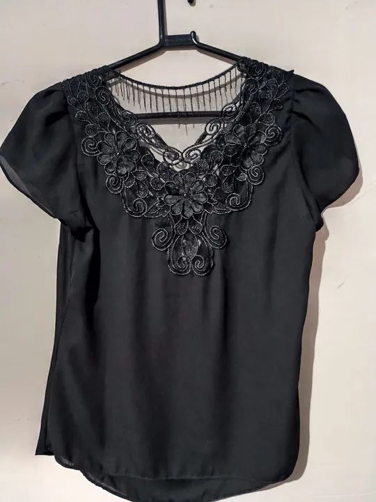 Blusa preta com renda - Foto 3