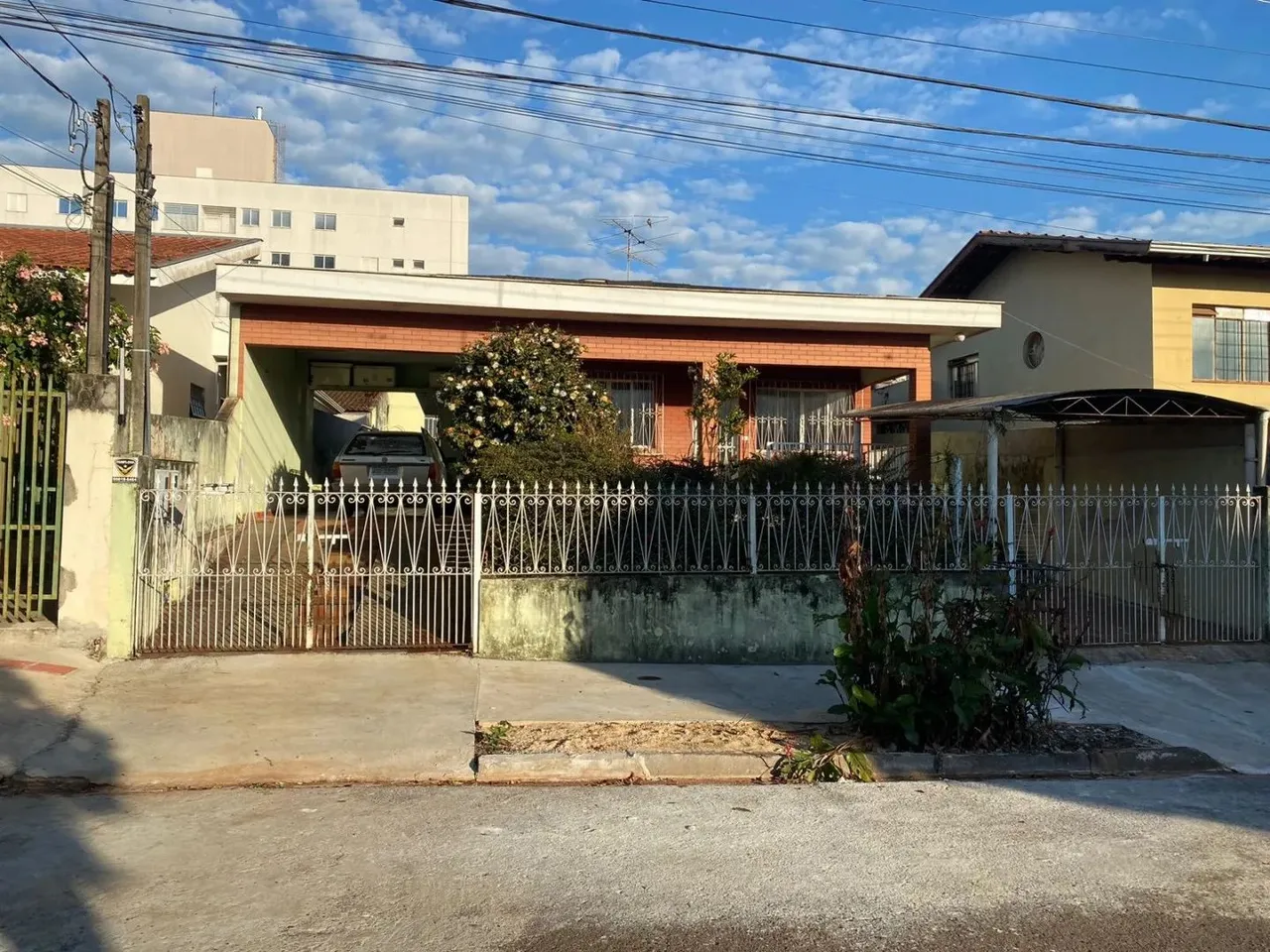Casa comercial com 03 quartos na região Central de Londrina