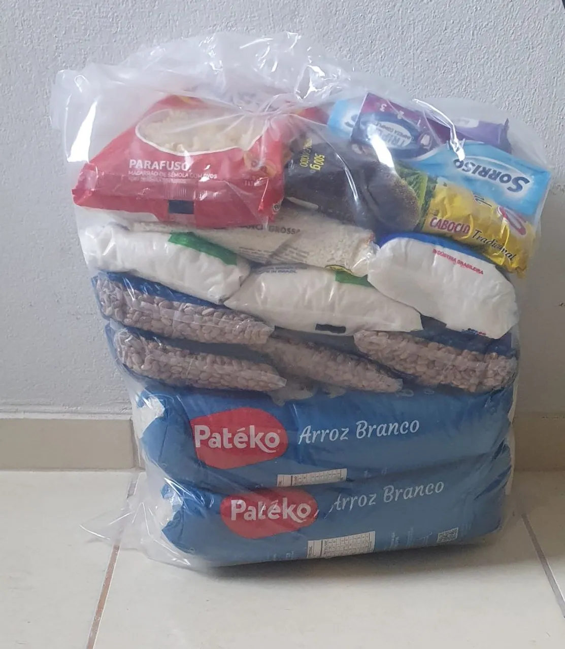 Cesta básica com diversos alimentos