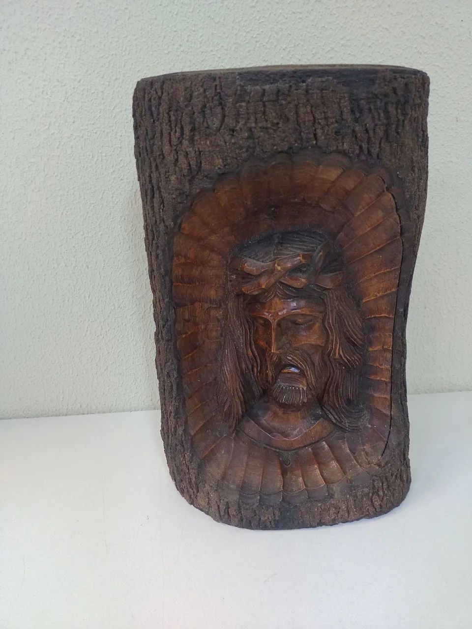 Jesus Cristo entalhado em madeira 