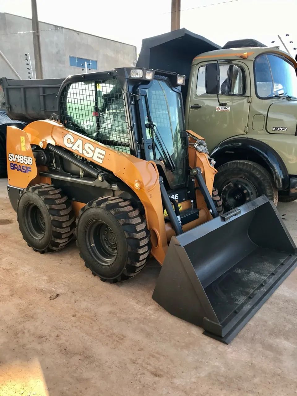 Locação de Mini Carregadeira Case SV185B