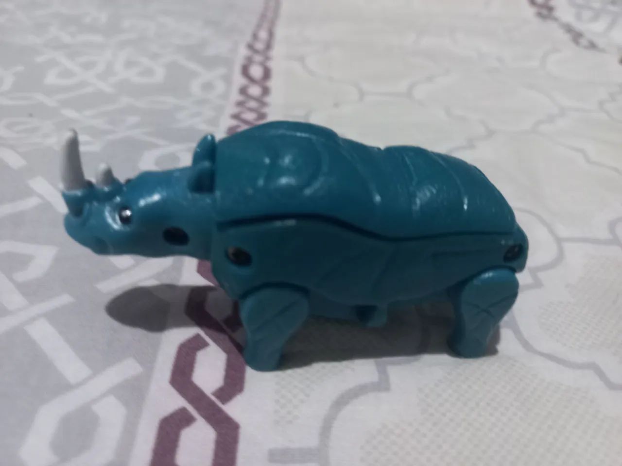 Brinquedo rinoceronte articulado 