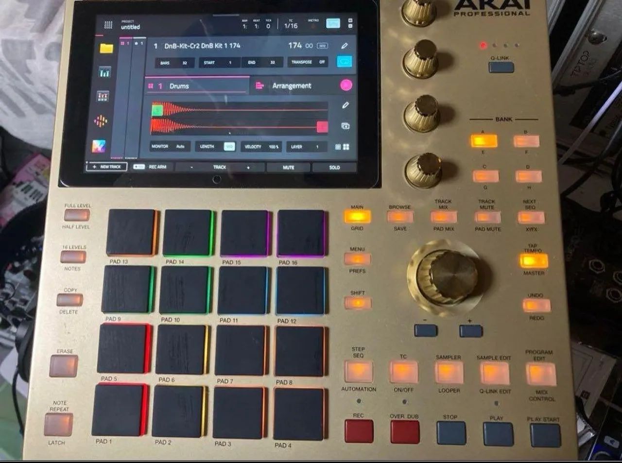 AKAI MPC ONE GOLD Quase sem uso ! - Equipamentos e Acessórios de