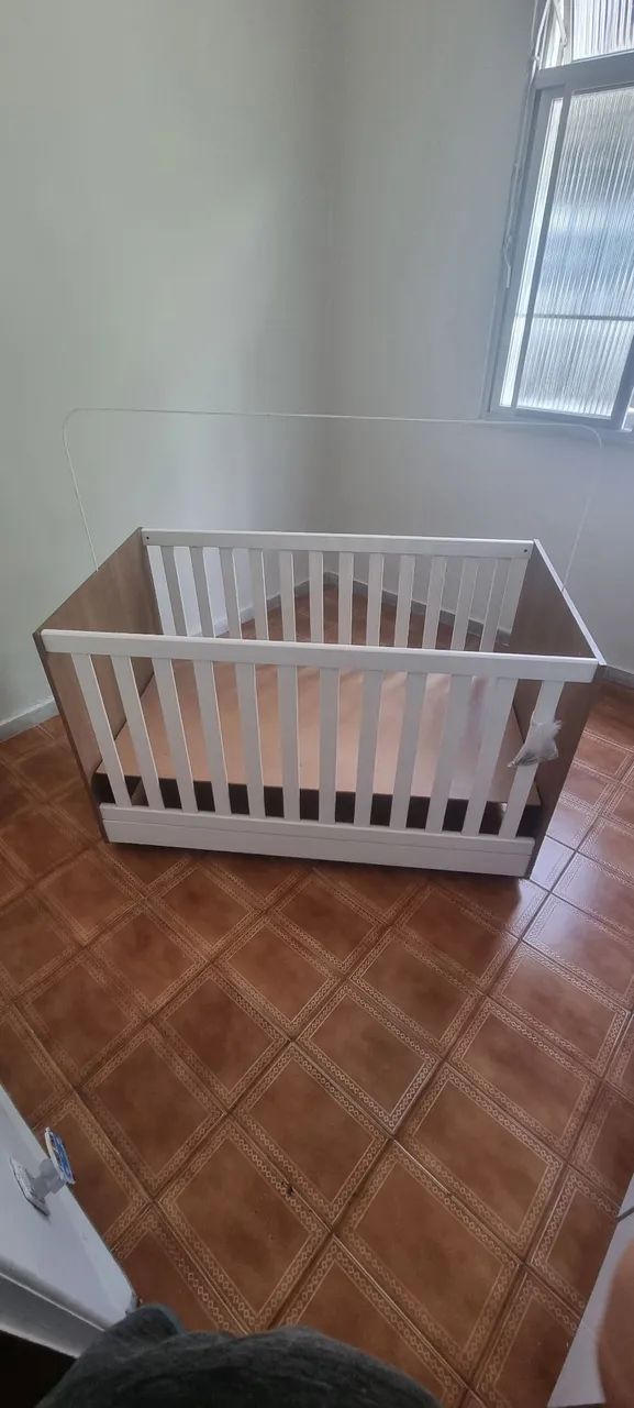 Berço de MDF branco com madeira 