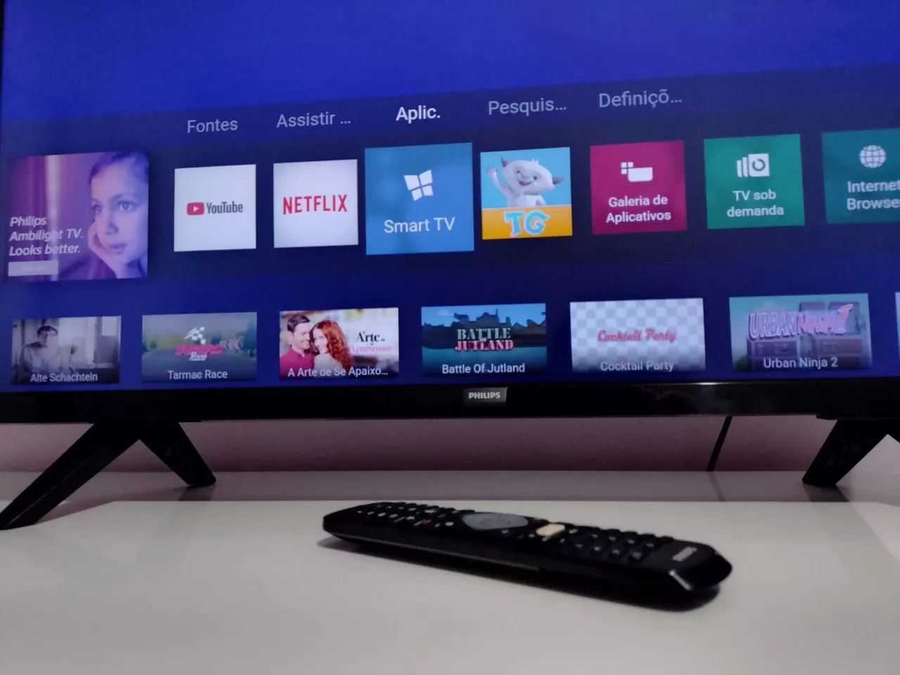 SMART TV PHILIPS 32 POLEGADAS controle e base ( pés) impecável !!64418588161154121