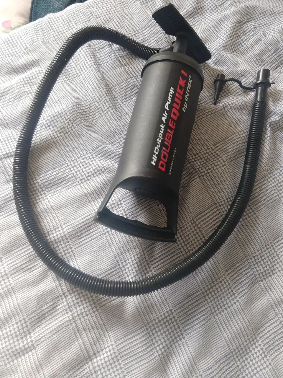 Vendo um colchão inflável de casal novo com bomba de encher por 150 reais