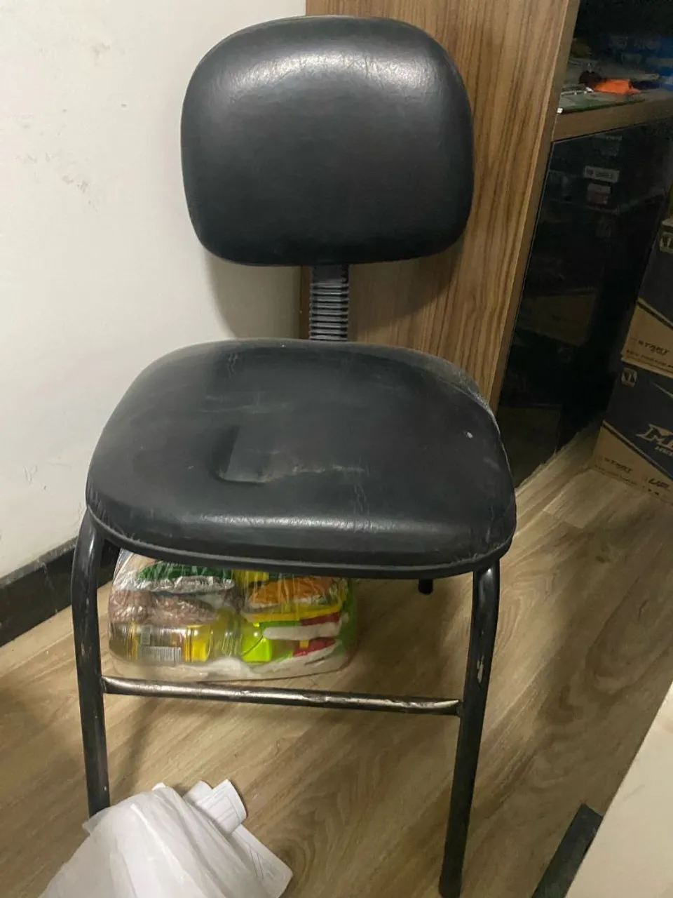 Cadeira de Escritório Simples e Confortável