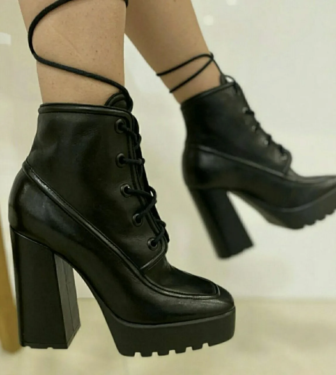 Bota de cano curto preta Schutz.