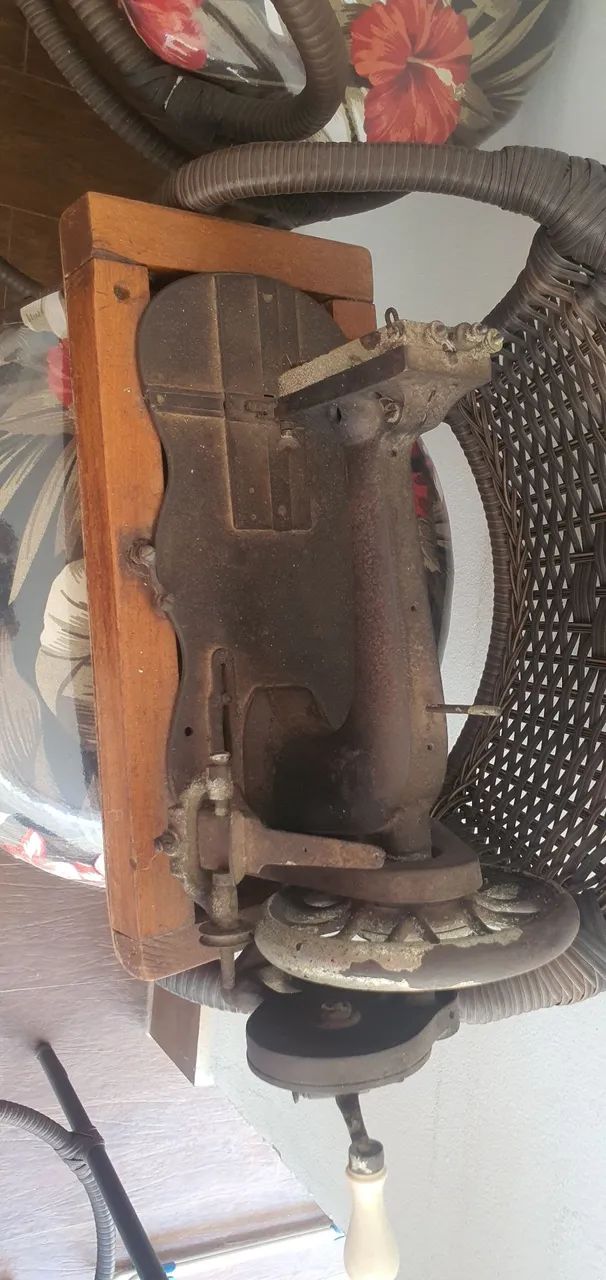 Máquina de Costura Antiga - Foto 2