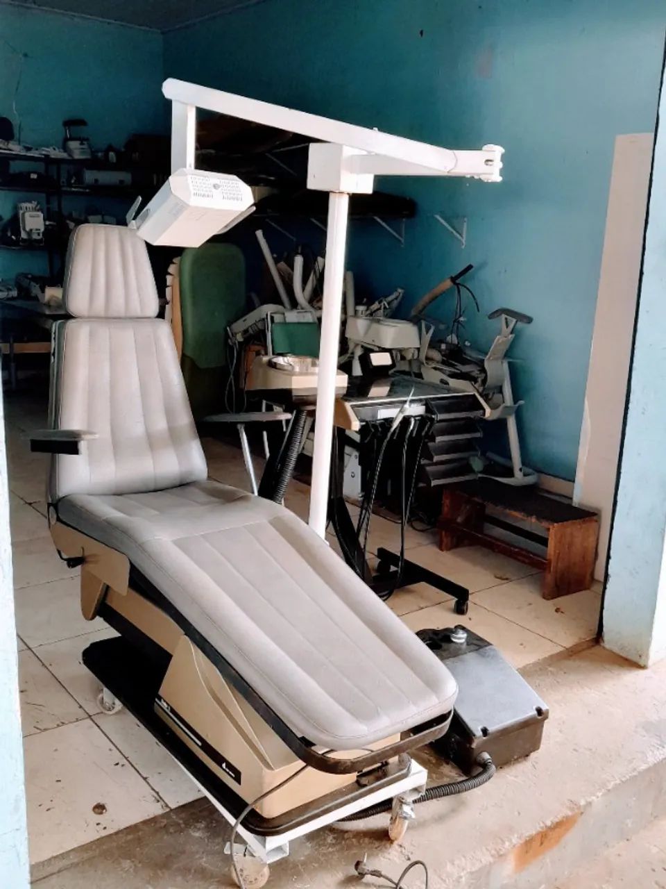 Cadeira Odontológica Completa com Refletor e Unidade Auxiliar