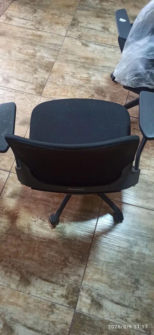 Cadeira de escritório nova com rodinhas - Foto 4
