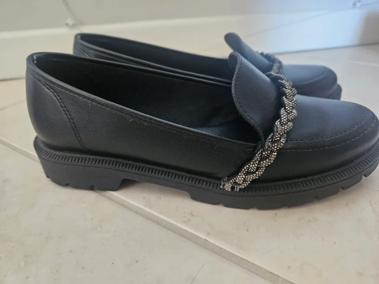 Loafer Feminino Preto com Detalhe em Strass