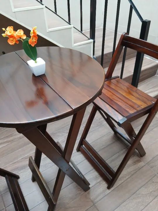 Conjunto de mesa bistrô alta (Tampo em madeira maciça) + banquetas em madeira - Foto 3
