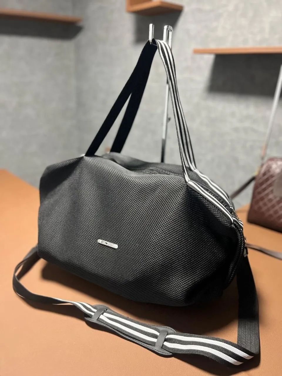Bolsa de ombro azul com alça listrada - Foto 2