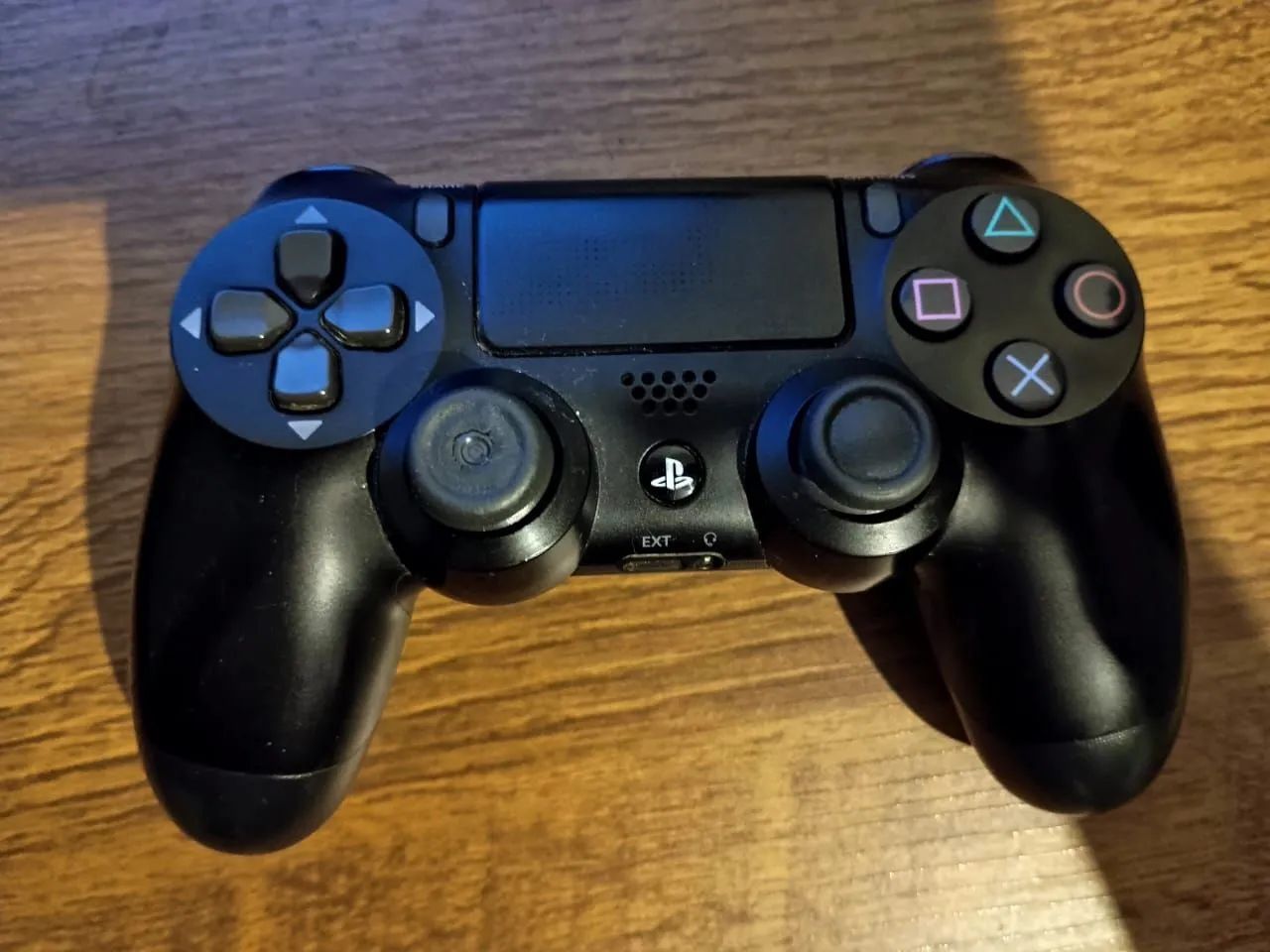 Playstation 4 1TB Usado + 1 Controle com 4 jogos - Foto 3