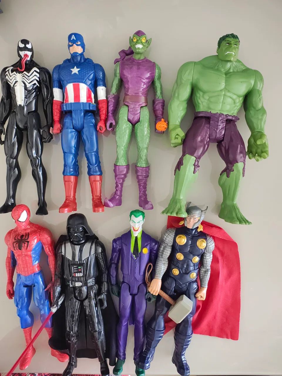 Bonecos super heróis. 
