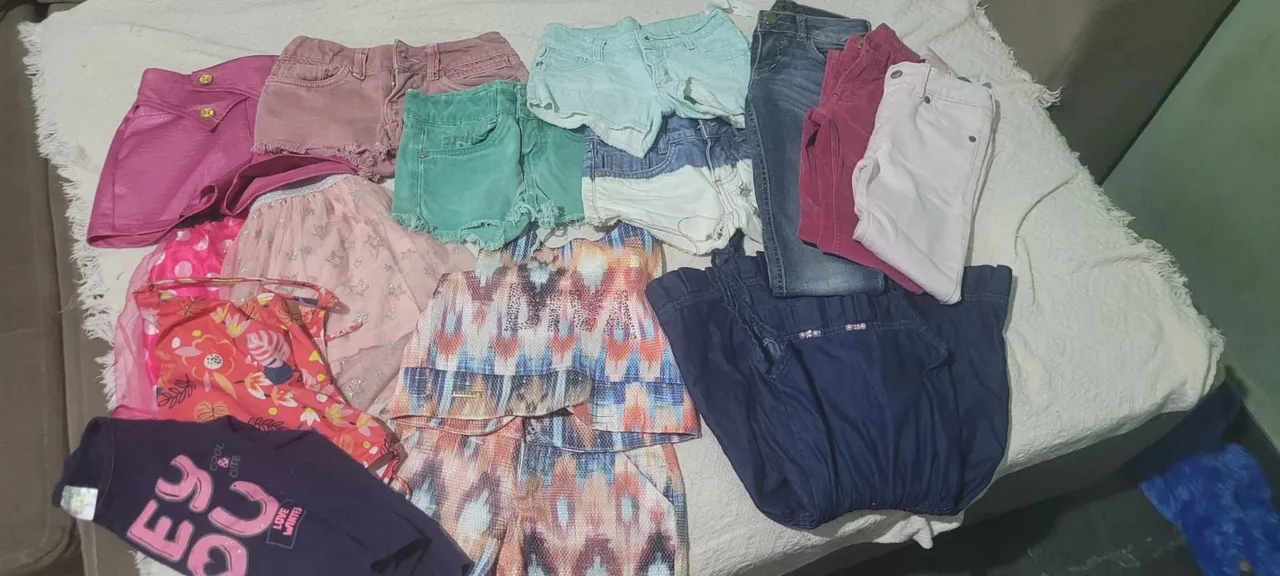 Lote de roupas infantis para menina