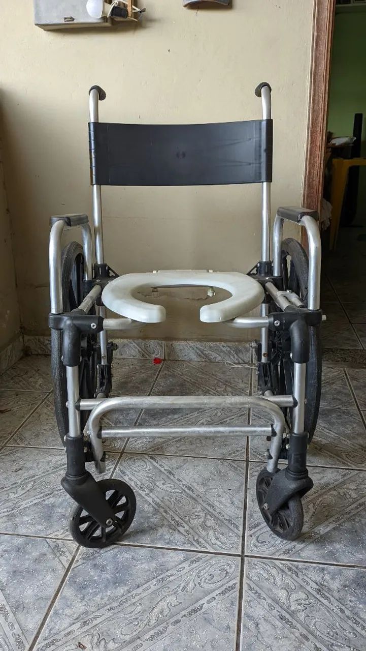 Cadeira de rodas sanitária com assento - Foto 6