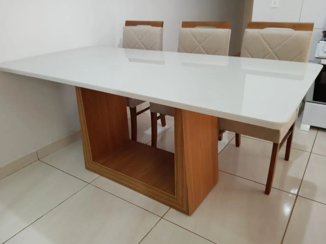 Mesa na laka e com cadeiras de madeira maciça para 6 pessoas 