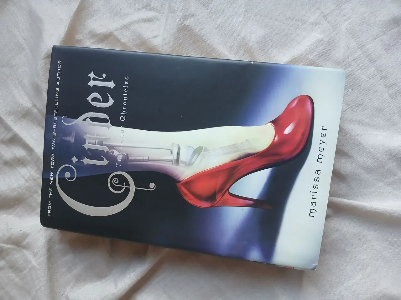 Livro Cinder - Crônicas Lunares - Marissa Meyer (edição em inglês, capa dura)