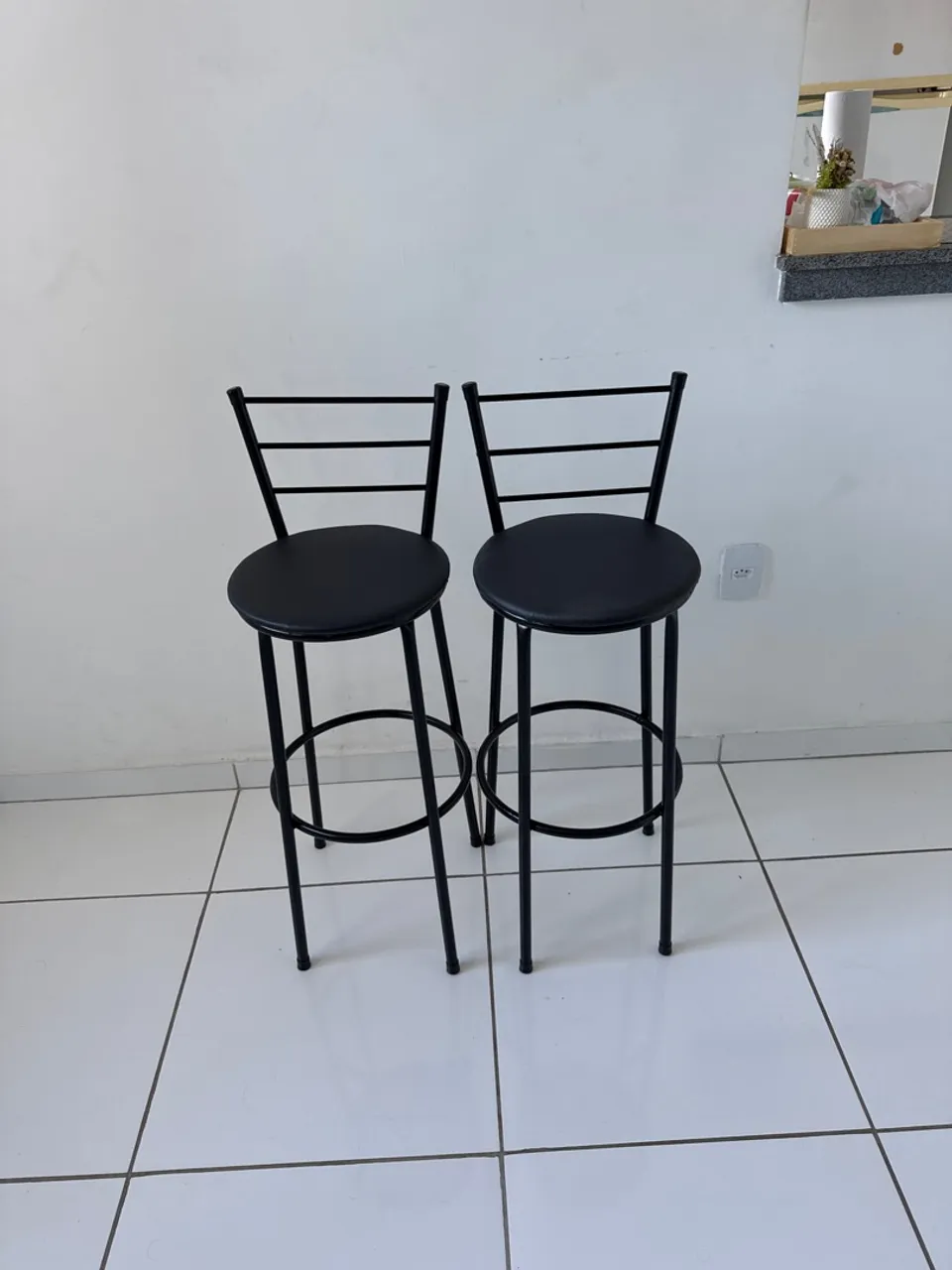 2 Banquetas de Aço com Encosto - Design Moderno