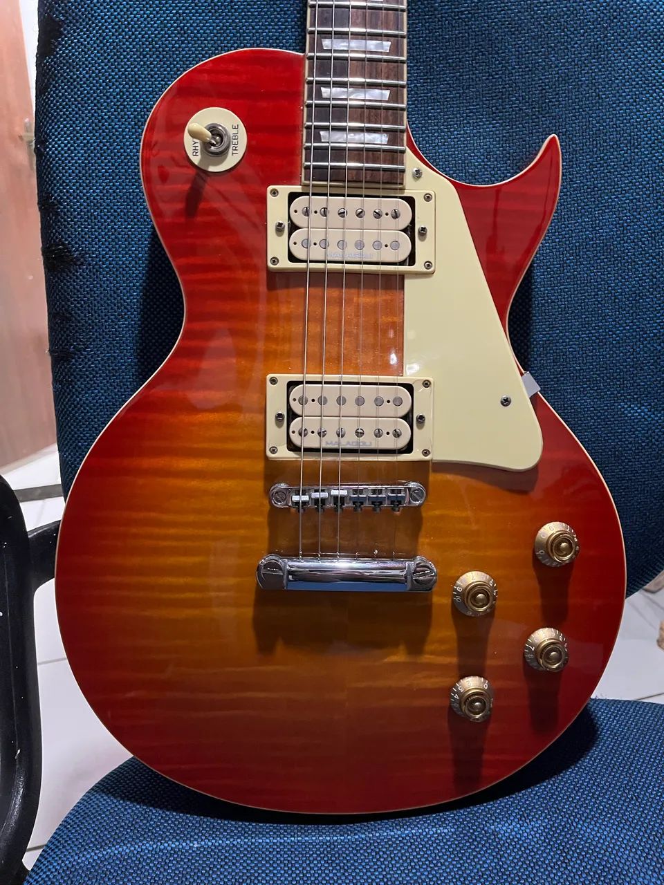 Guitarra Vintage V100 com upgrade 