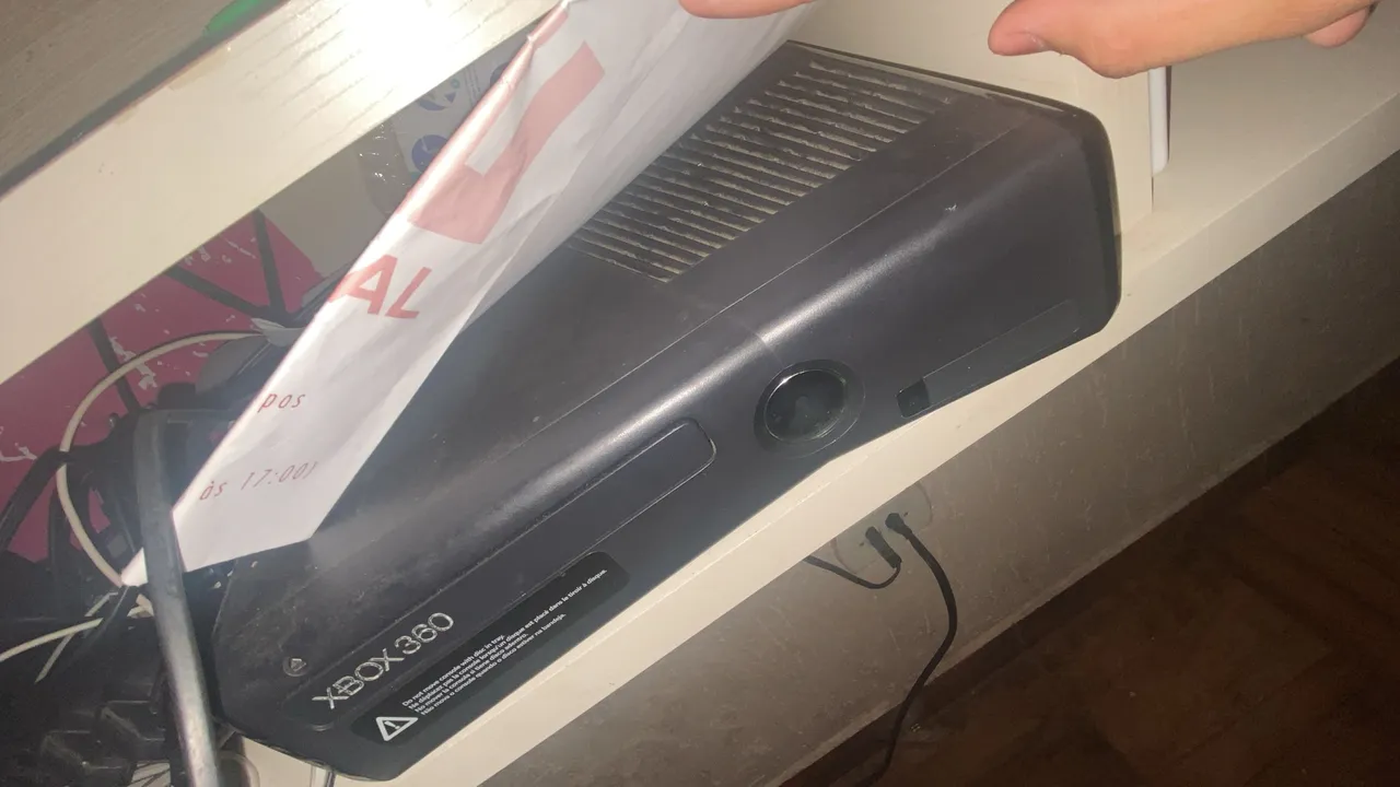só vai o vídeo game e os cabos, falta só a fonte pra ele funcionar