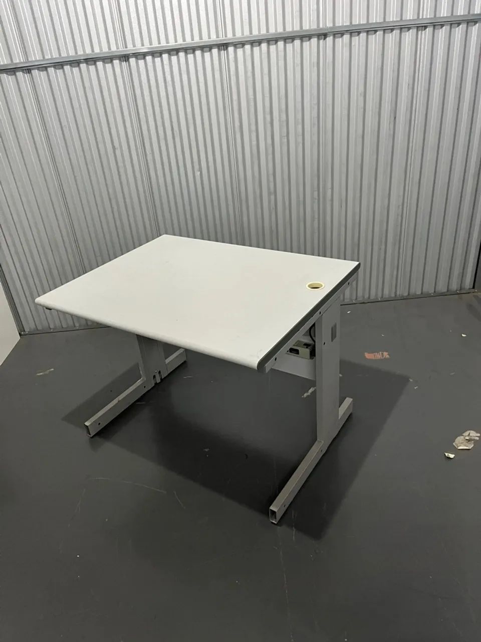 Mesa de escritório cinza