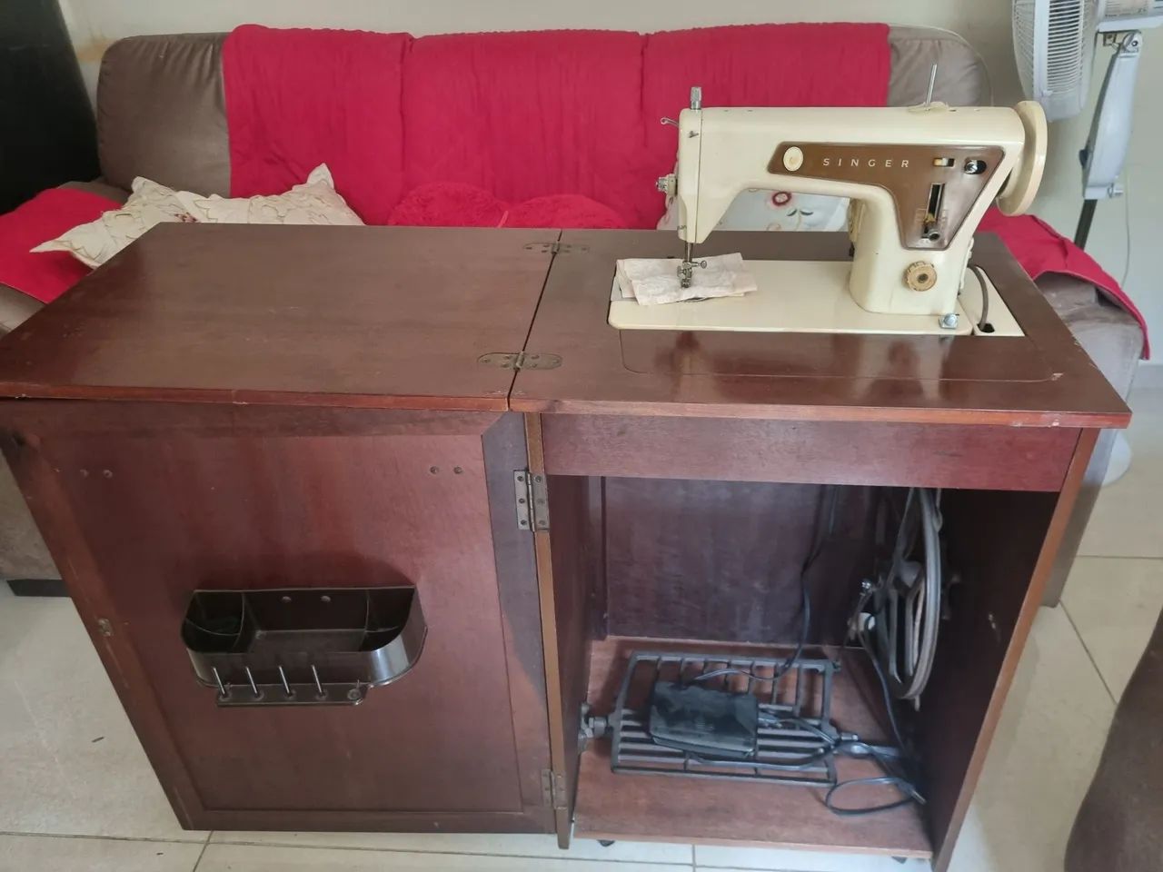 Máquina de costura singer reta com gabinete em bom estado funcionando perfeitamente 110v  - Foto 2
