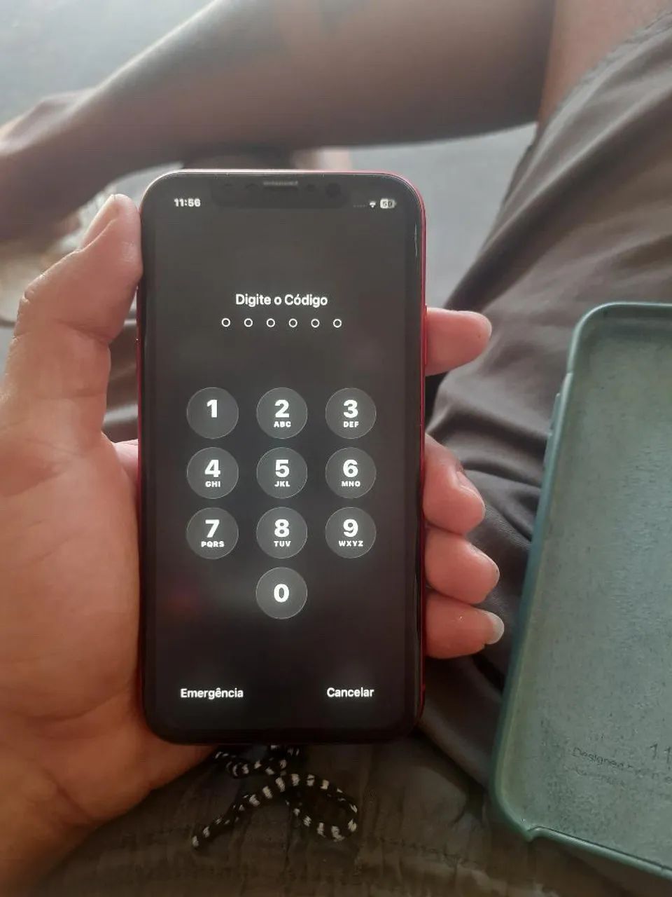 iPhone vermelho 11 ,de 128 gb apenas com marcas de uso 