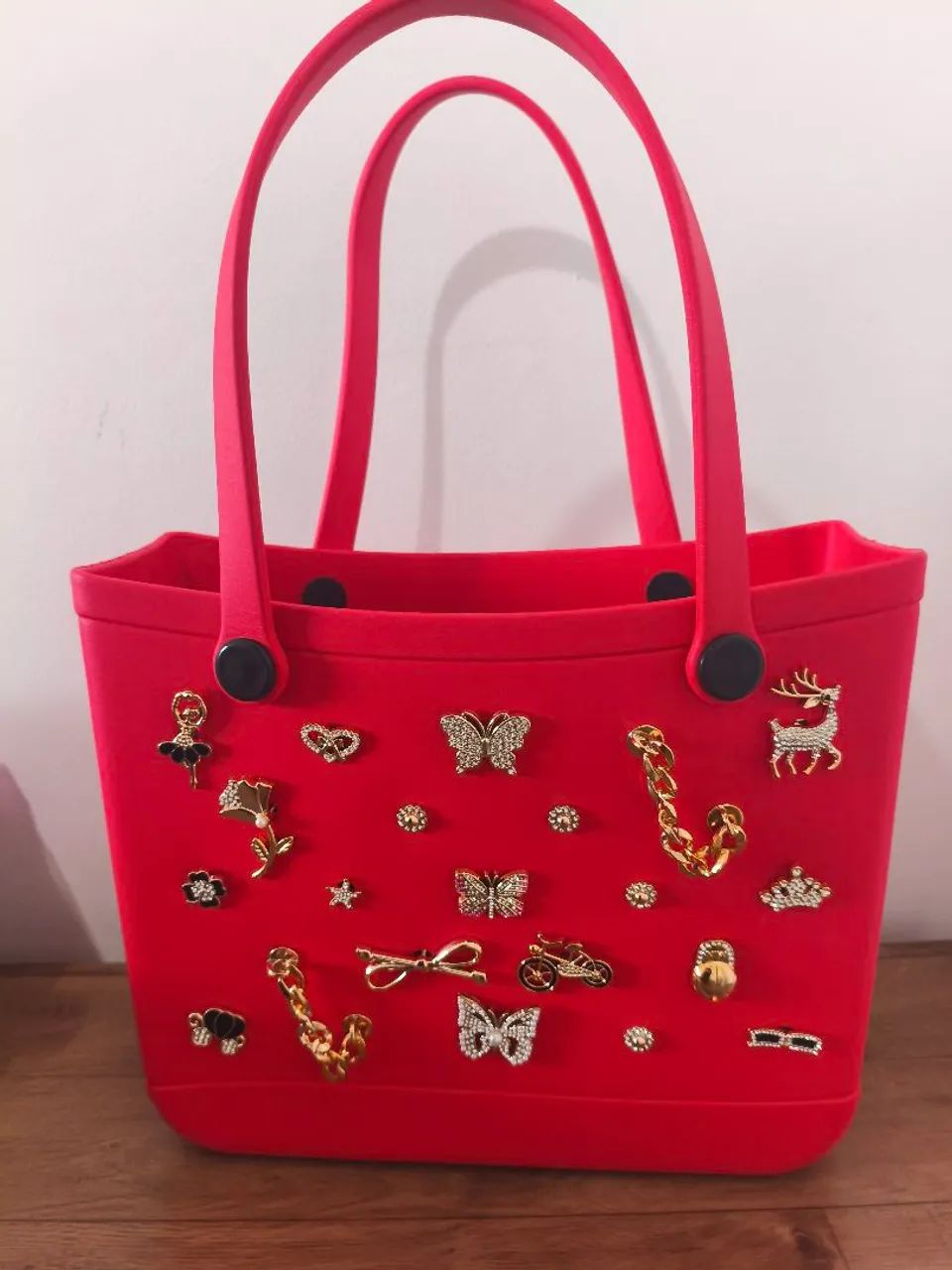 Bolsa CROCS vermelha já com todos os botons - Bolsas, malas e
