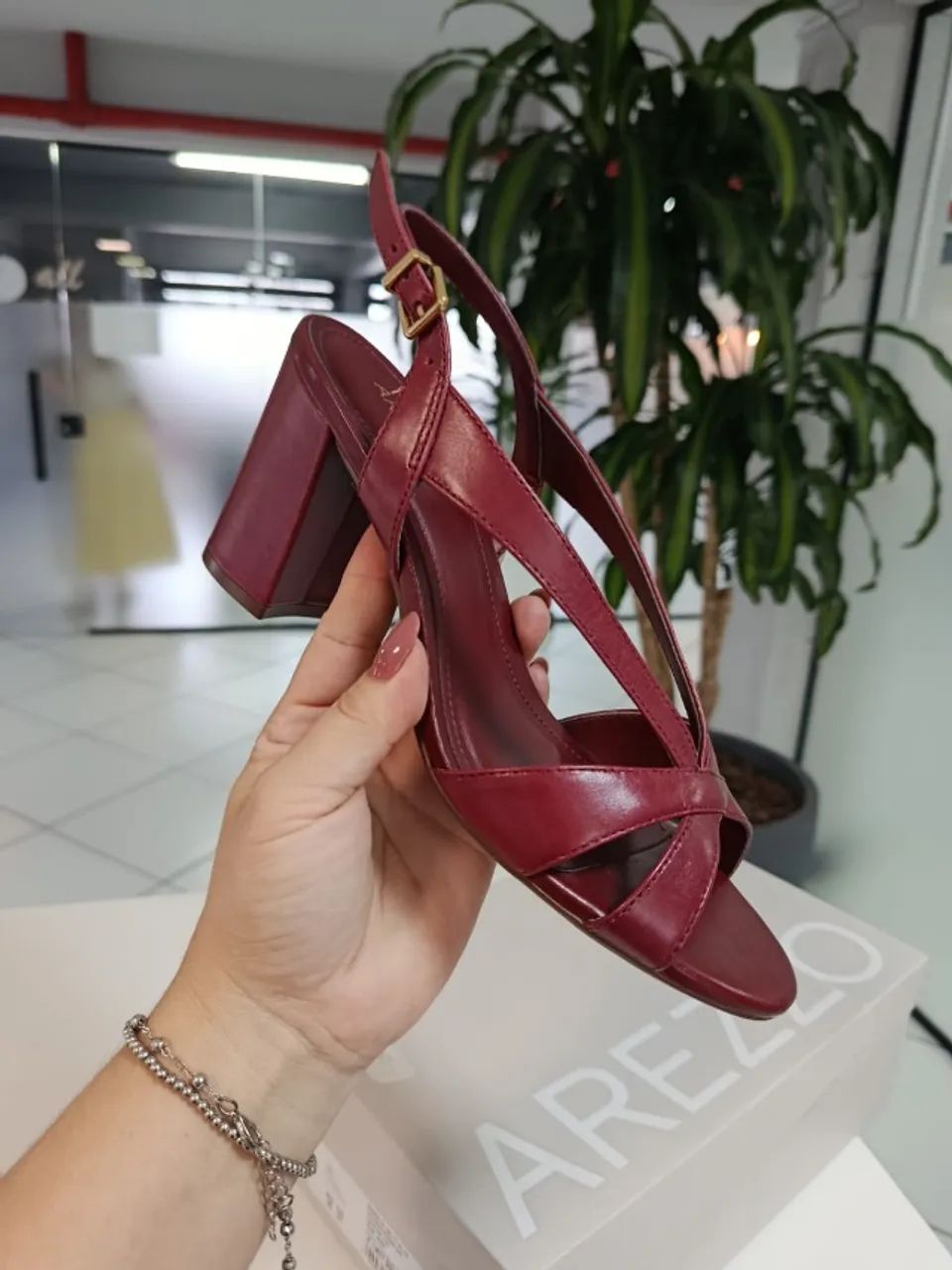 Sandália  Arezzo - Elegante - Foto 2