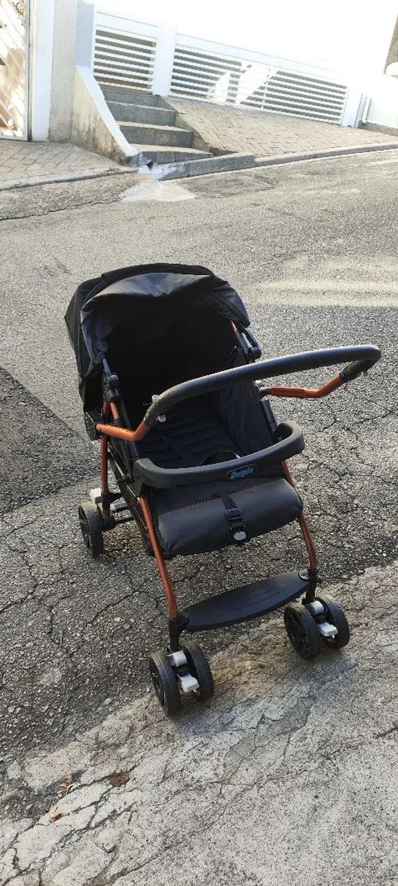 Carrinho Borigotto Rio K com bebê conforto e base
