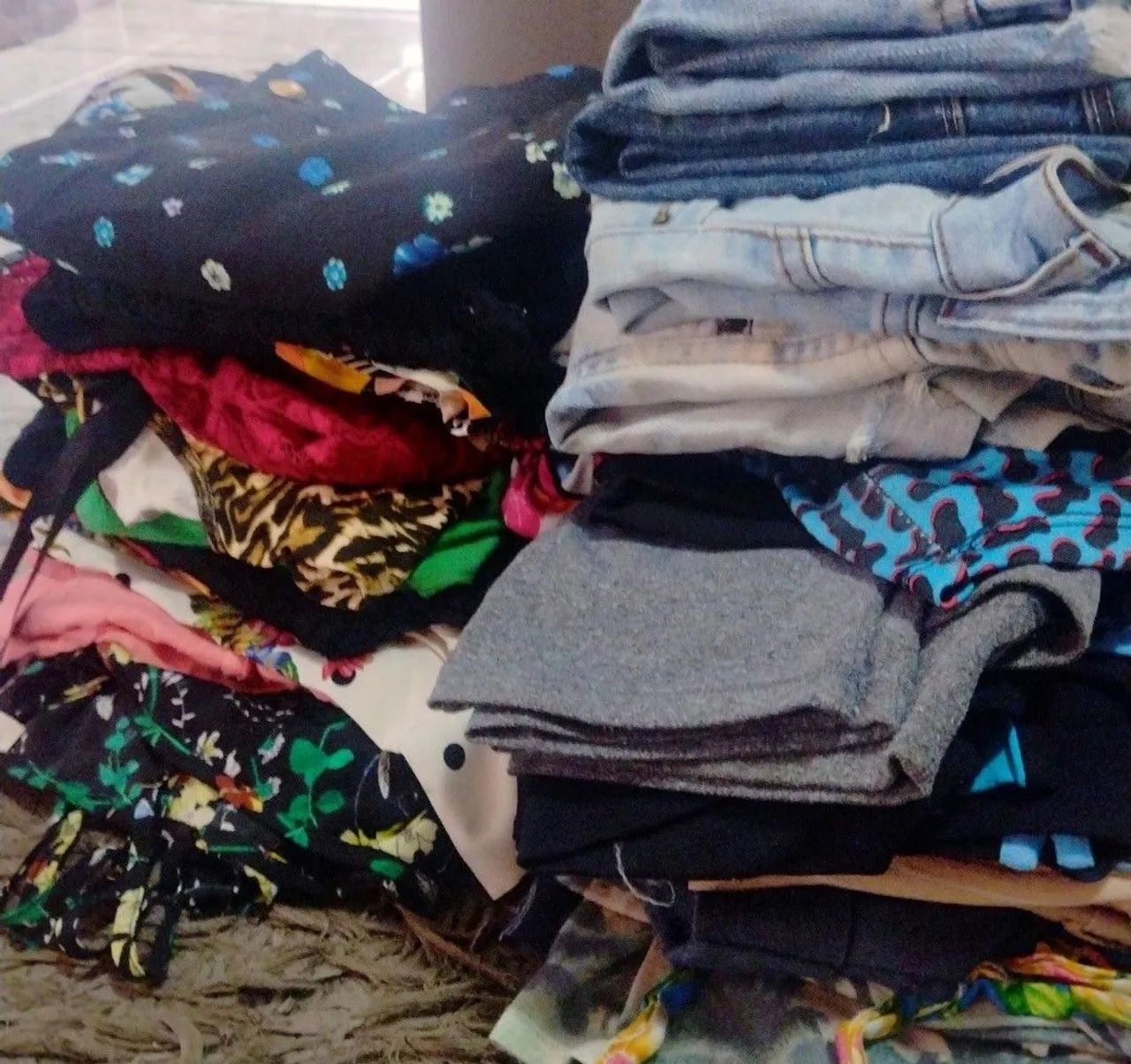 Lote com 100 peças de roupas femininas ( tamanhos e modelos variados)