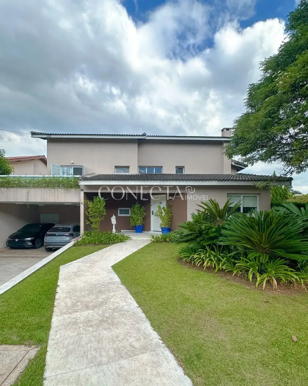Casa com terreno amplo à venda no Alphaville 11