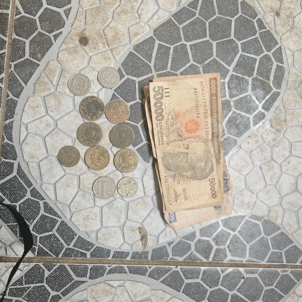 Células e moedas antigas 