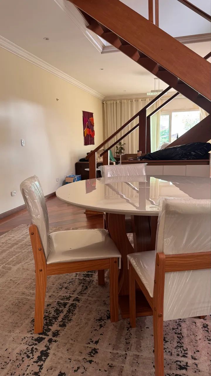 Mesa com 6 cadeiras lindíssima 