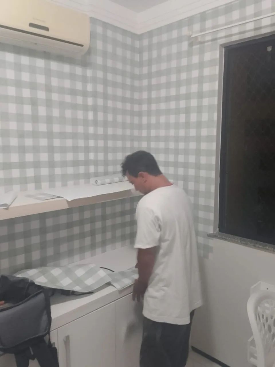 Papel de parede, piso vinílico e envelopamento